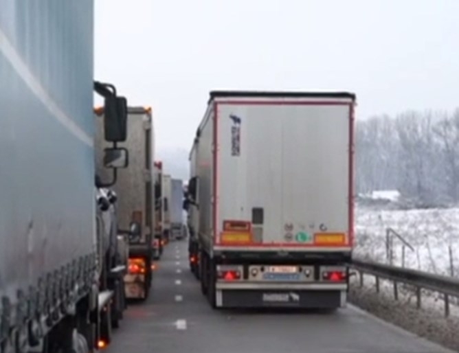 Шофьори на тежкотоварни камиони от часове са блокирани в района на