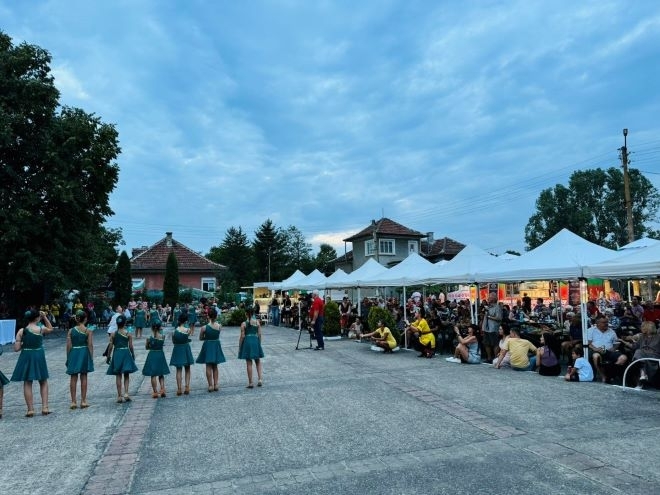 Стотици жители и гости на село Горно Пещене са част