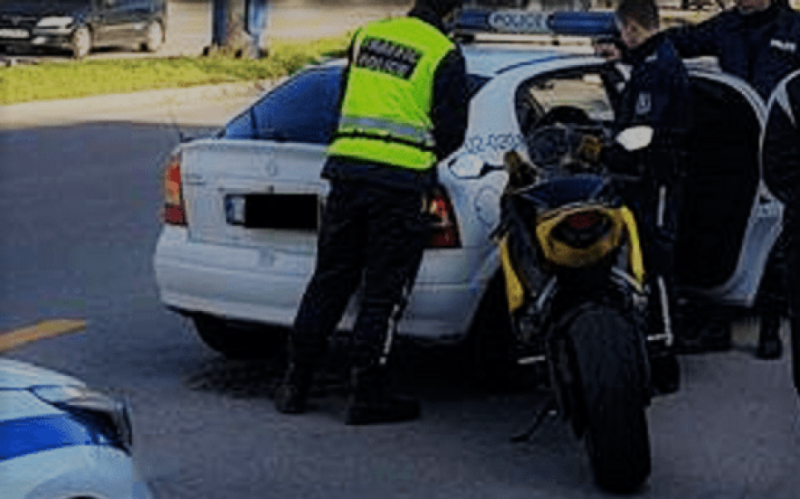 Гонка с полицаи си спретна моторист във Врачанско съобщиха от