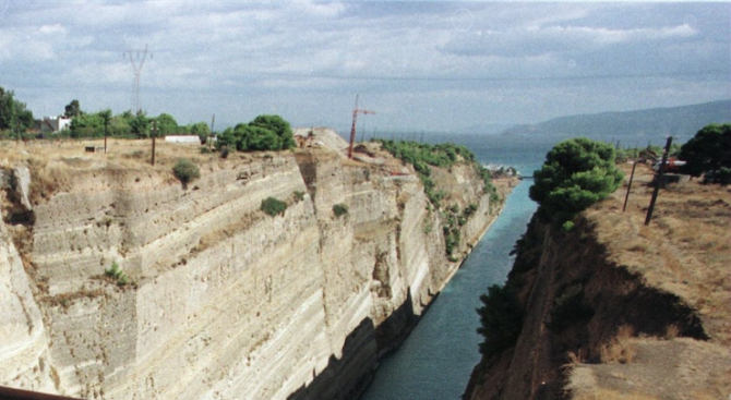Гърция съобщи в понеделник, че е затворила Коринтския канал за