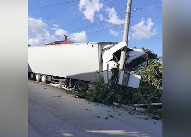 Камион се вряза в къща в плевенското село Згалево, шофьорът