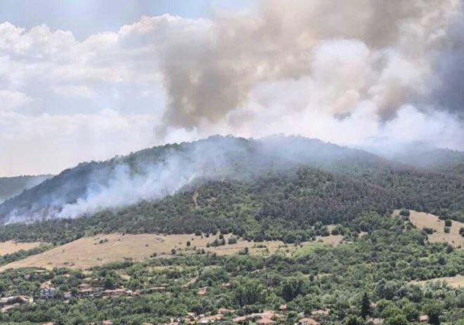 В планината Славянка на българо гръцката граница пожарът продължава да бъде