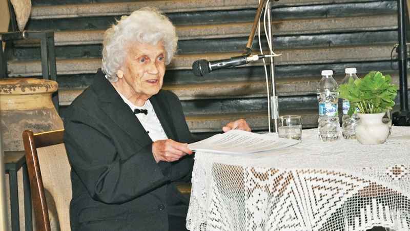 Стихосбирката “Проблясъци” е най-новата поетична творба на 93-годишната Розалина Спасова