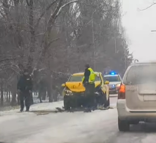 Двама души са пострадали при тежка катастрофа между кола и