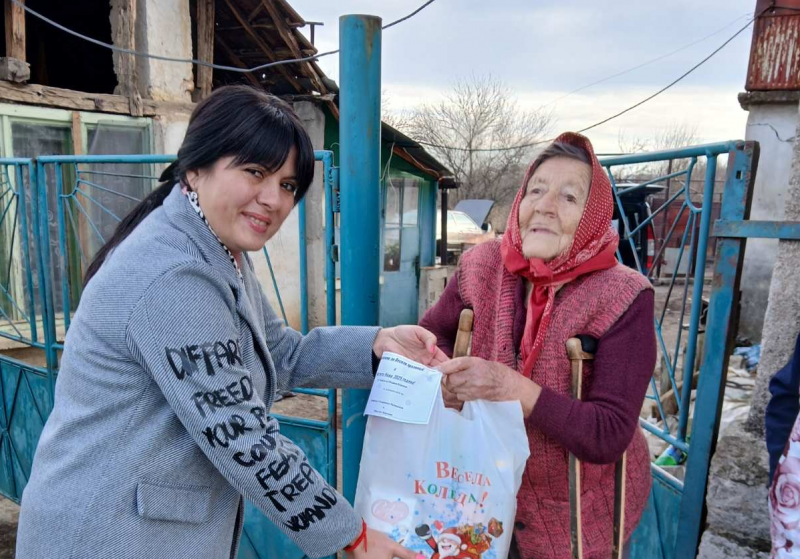 Самотни възрастни хора от община Борован получиха коледни пакети с