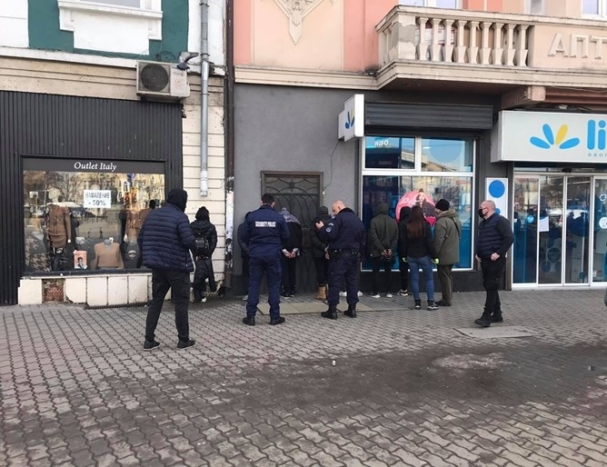 Нелегални емигранти бяха задържани в София, при акция на полицията.
