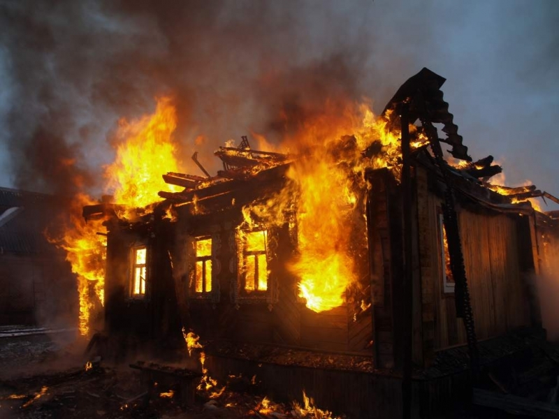 Среднощен пожар унищожил къща в пазарджишкото село Сестримо, а собственикът