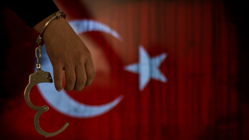 Турските власти арестуваха най-малко осем журналисти тази седмица при подновена