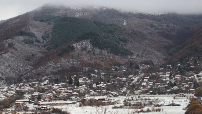 Снеговалежът в централните и източните райони от Северна България продължава и днес