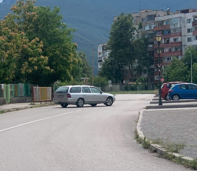 Безумното паркиране във Враца продължава да изумява жители на града