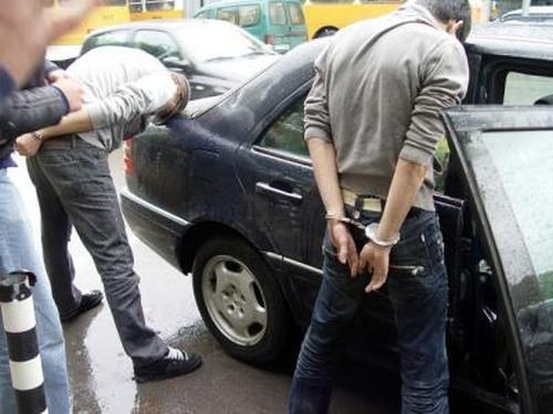 Полицаи хванали криминално проявени младежи с чай за пушене в
