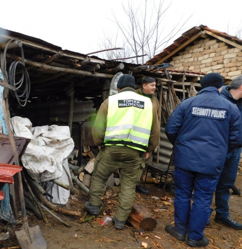 Полицаи са открили незаконни дърва в къща във врачанското село