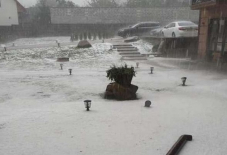 Зимата дойде! В украинският град Яремче вече падна сняг и