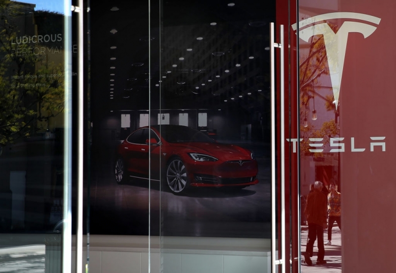 Американският производител на електромобили Tesla съкращава около 9 от работните