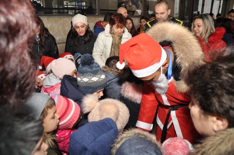 Дядо Коледа бе посрещнат на ломската жп гара от стотици малчугани