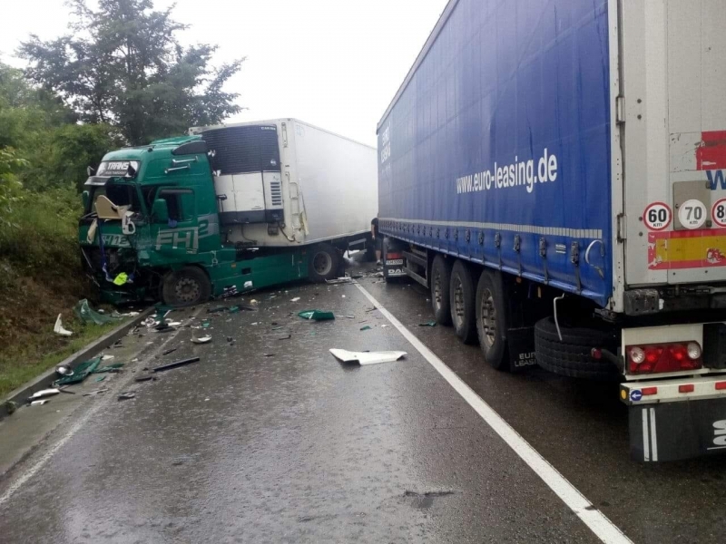 Катастрофа блокира движението по международен път Е 79 между Ружинци и