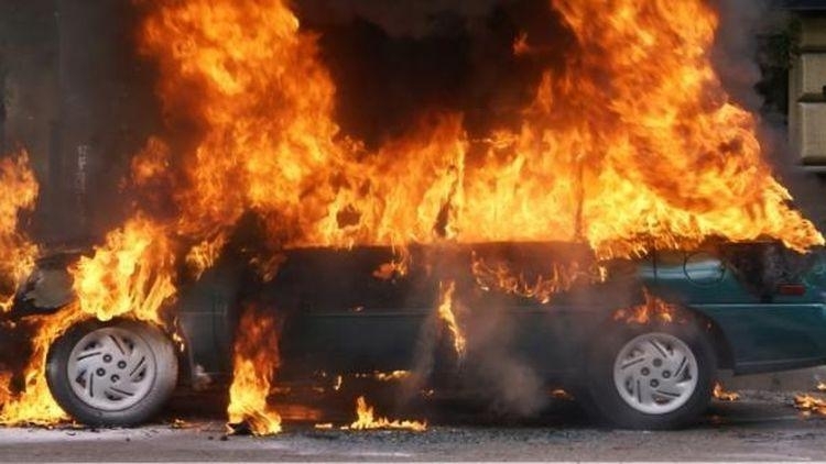 Запалиха колата на ломчанин във Видин посред бял ден, съобщиха