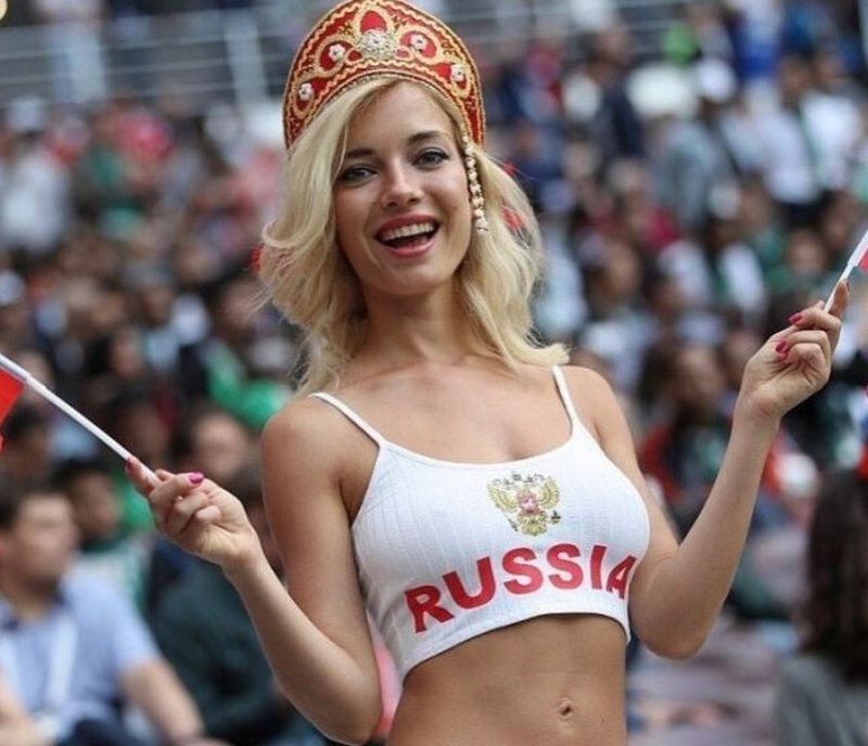 Снимки на красива блондинка на руска земя се превърнаха в