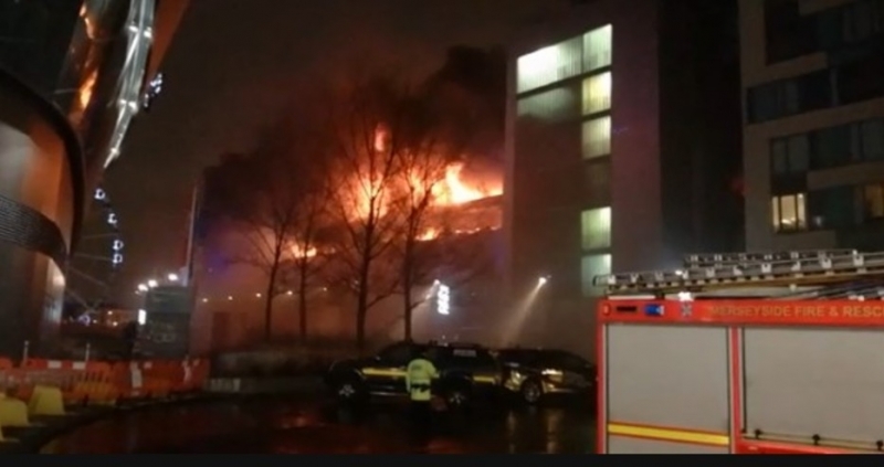 Пожар унищожи близо 1 400 автомобила, паркирани близо до концертно-развлекателния