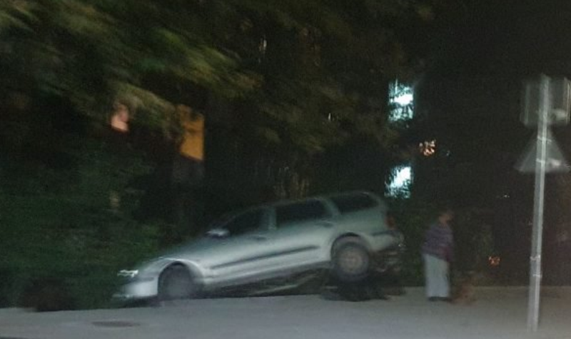 Кола се качи на бетонен парапет в Козлодуй научи агенция