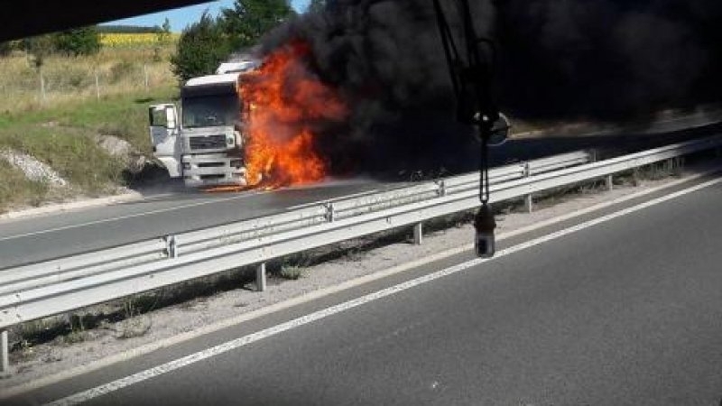 Камион е горял на пътя между Михалково и Девин съобшиха