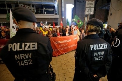 Участници в крайнодясна демонстрация в Дортмунд са нападнали полицейски служители