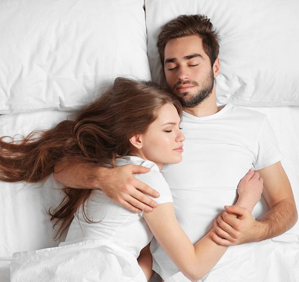 Да спиш до някого има много ползи за здравето Укрепва