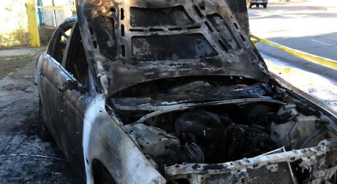 Лек автомобил се запалил по време на движение в Кърджали