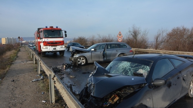 Катастрофа между два леки автомобила по пътя Шумен Разград