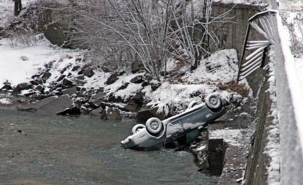 Кола падна в река край Стражица, съобщи „Фокус“, Областна дирекция