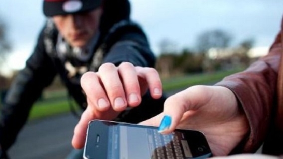 Полицията във Враца върна откраднат телефон на собственика му събощиха