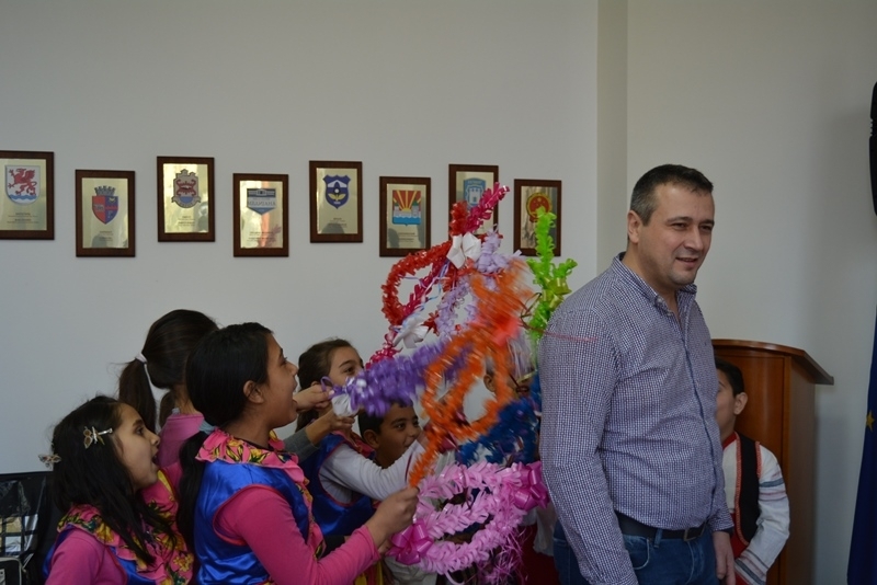 Заместник-кметът на община Монтана Тихомир Антонов посрещна сурвакари за ромската