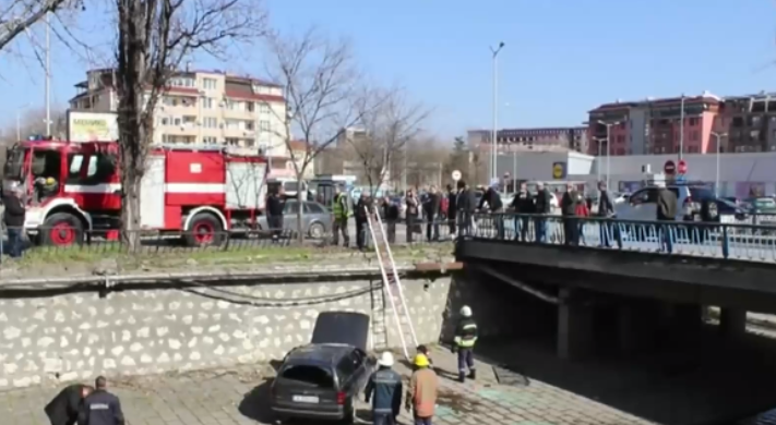 Двама души пострадаха при падането на кола в Хасковска река