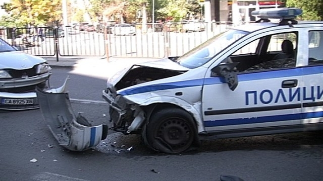 28 годишна жeна от Димитровград удари с автомобила си двама полицаи
