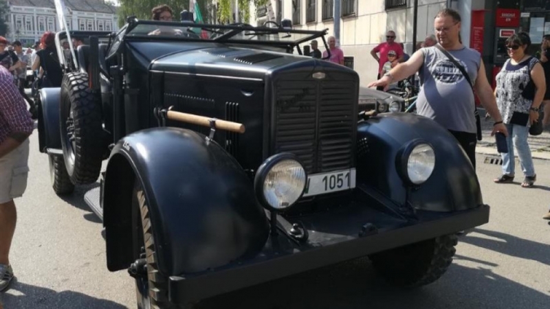 Над 100 любители на старите коли направиха парад във Видин