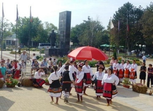 На традиционен фолклорен фестивал с името „Хайредин- с Вяра, Надежда