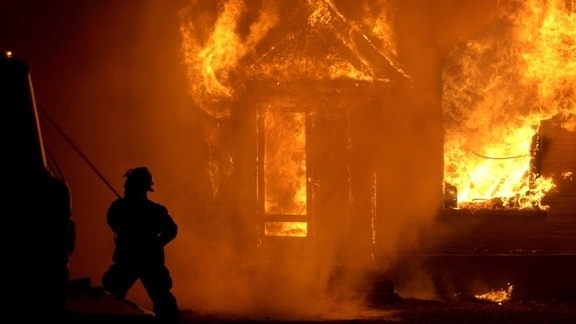 След пожар в ромската махала в Разлог шест семейства са