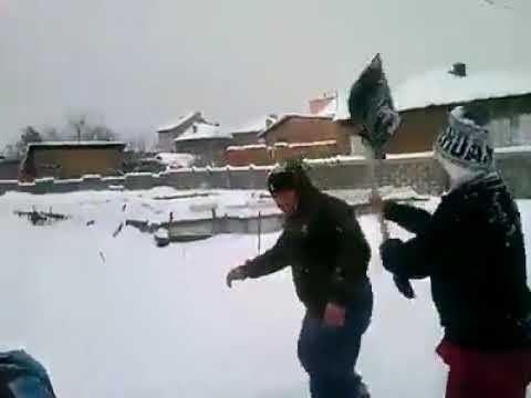 Роднини се сбиха заради лопати за сняг в Монтанско, съобщават