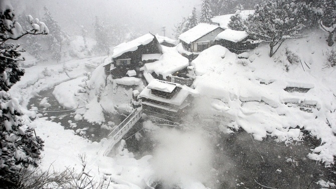 Над 60 души са загинали в ледените бури в Япония
