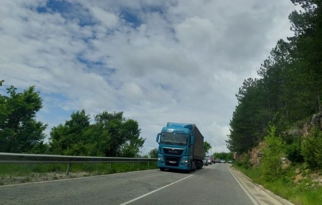 Преминаването на тежкотоварни камиони през прохода Петрохан“ е безопасно, съобщиха