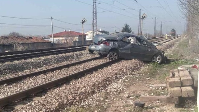 Влак е блъснал автомобил на жп прелез край пловдивското село
