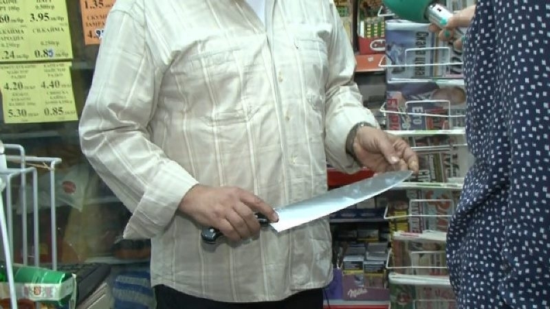 Мъж е нападнал с нож продавачка в магазин и полицаи