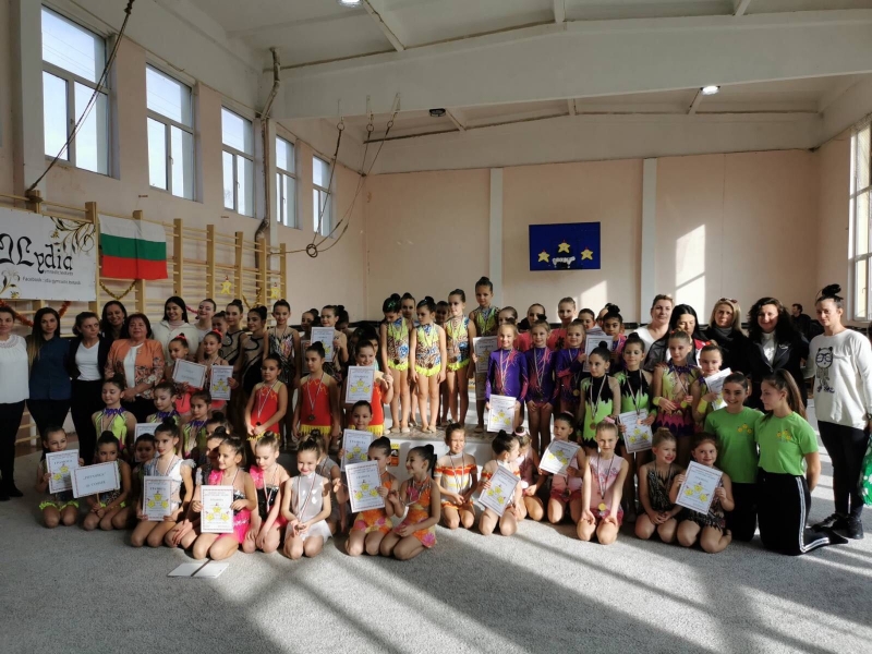 Грации по художествена гимнастика от Враца завоюваха куп медали на