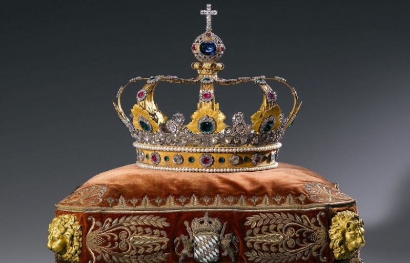 Британската корона “Свети Едуард от XVII век, която е централен