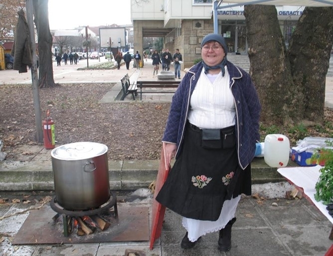 Майстор- готвачът Ели Лозанова от сдружение „Бабина душица“ раздаде днес