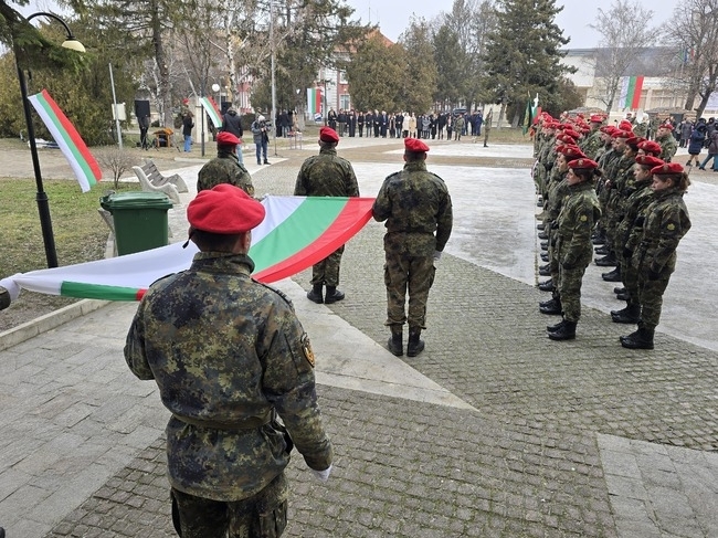 Представителен духов оркестър на сухопътни войски участва в празника в