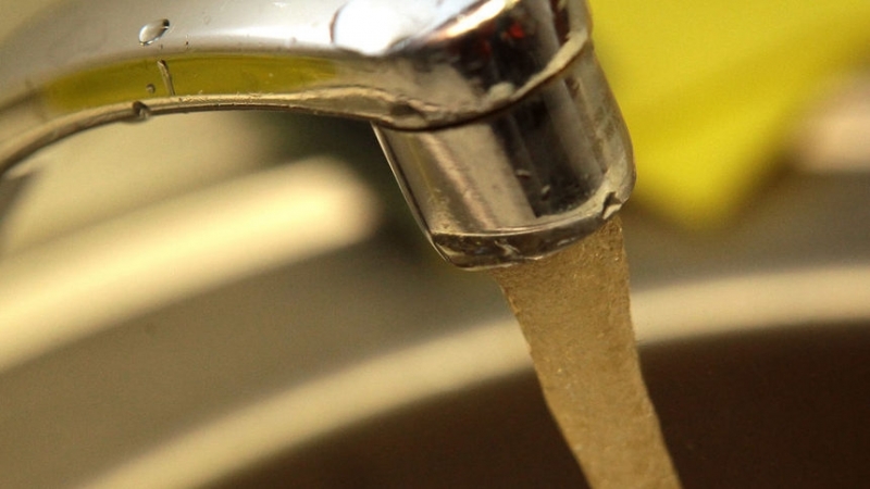 Здравните власти забраниха пиенето на вода от централното водоснабдяване в
