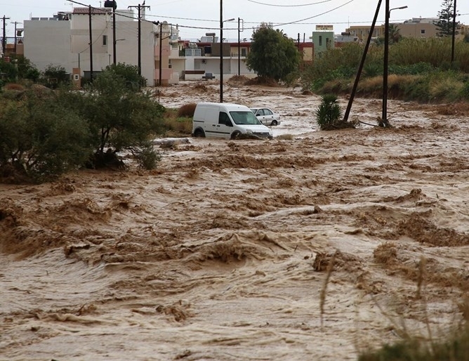 Проливните дъждове на гръцкия остров Крит предизвикаха тежки наводнения, повредиха
