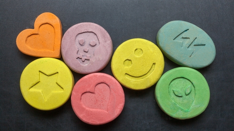102 таблетки с дизайнерска дрога са били открити в колет,
