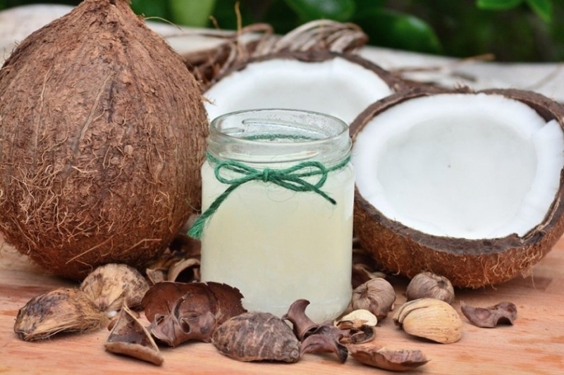 Мислете за кокосовото масло като за уплътнител. Той задържа хранителните